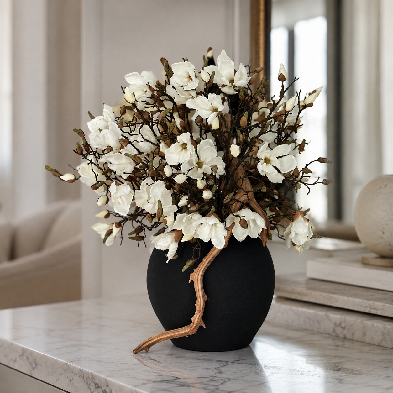Weiße Magnolien in Vase Konos Schwarz matt für stilvolle Innenräume | Lichtvella
