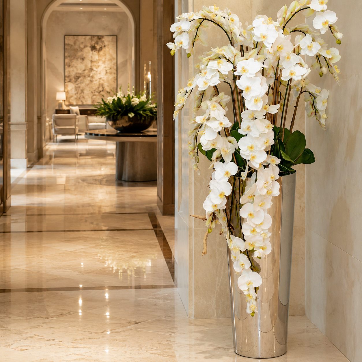 Hängende Phalaenopsis-Orchideen in ausgestelltem Kegel aus poliertem Edelstahl für stilvolle Innenräume | Lichtvella