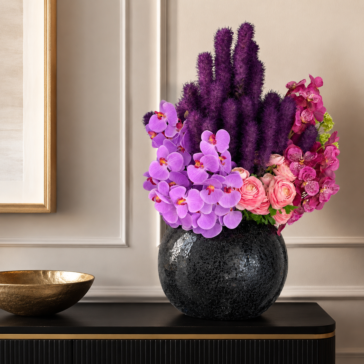 Schwarze Mosaikvase mit Liatris und Orchideen für stilvolle Innenräume | Lichtvella