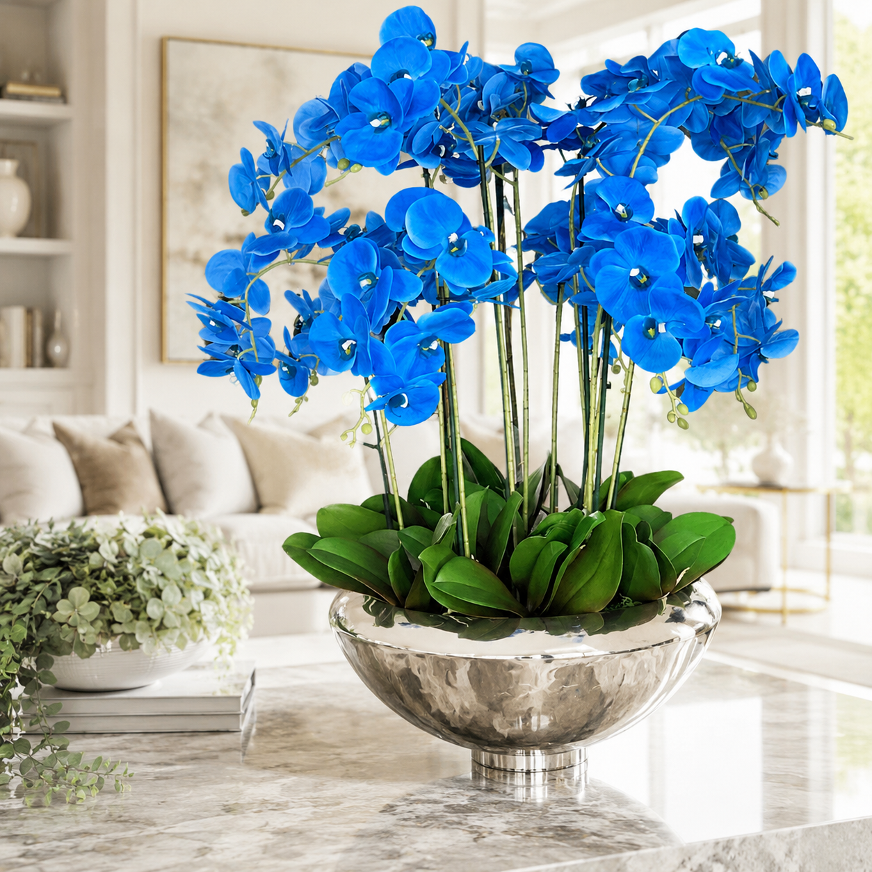 Blaue Phalaenopsis-Orchideen in silberner Schale Avenue für stilvolle Innenräume | Lichtvella