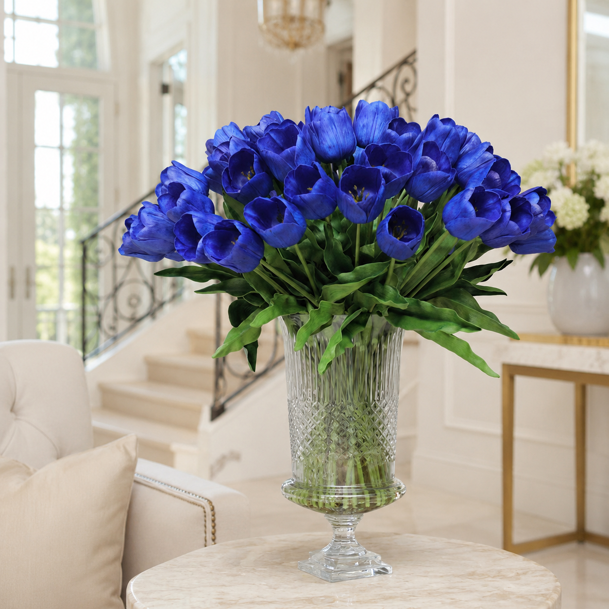 Blaue Tulpen in Urne Cristo für stilvolle Innenräume | Lichtvella