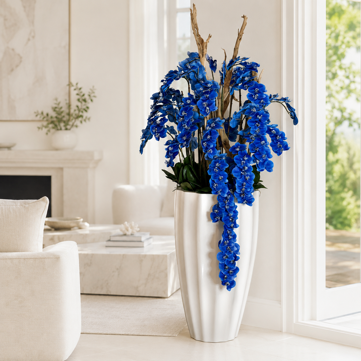 Hängende blaue Orchideen in weißem Übertopf San José für stilvolle Innenräume | Lichtvella